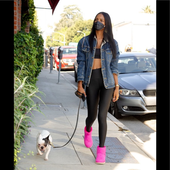 SOLD OuT💓WITH TAGS 💓 UGG®
Women's Classic Ultra Mini Shearling Booties PBSM … - Picture 4 of 13